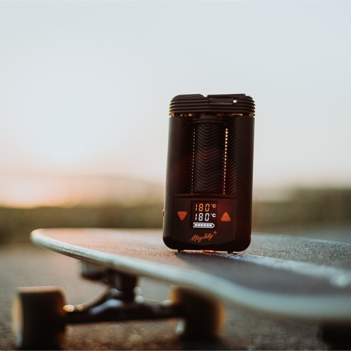Storz & Bickel Mighty+ Lifestyle auf einem Skateboard