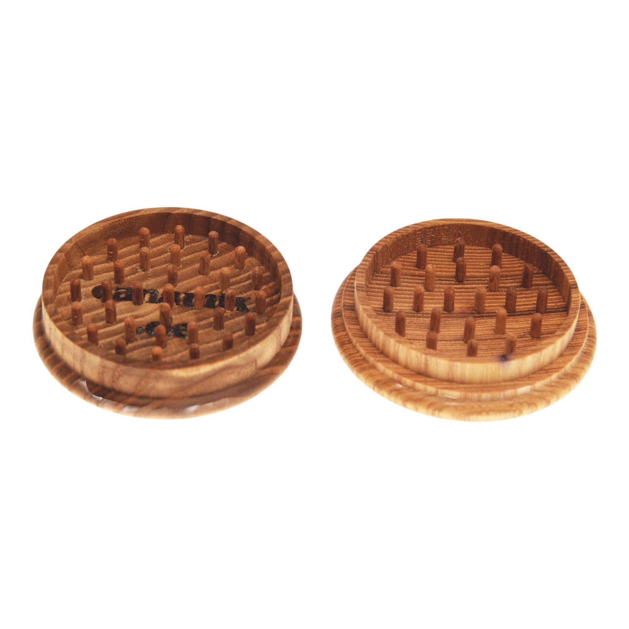 Canamix Grinder aus Esche mit Holzstiften  geöffnet Deckel liegt daneben