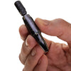 DynaVap The Vong X Stealth Series zwischen 2 Fingern