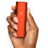 Pax Mini in der Farbe Poppy (Orange) in der Hand