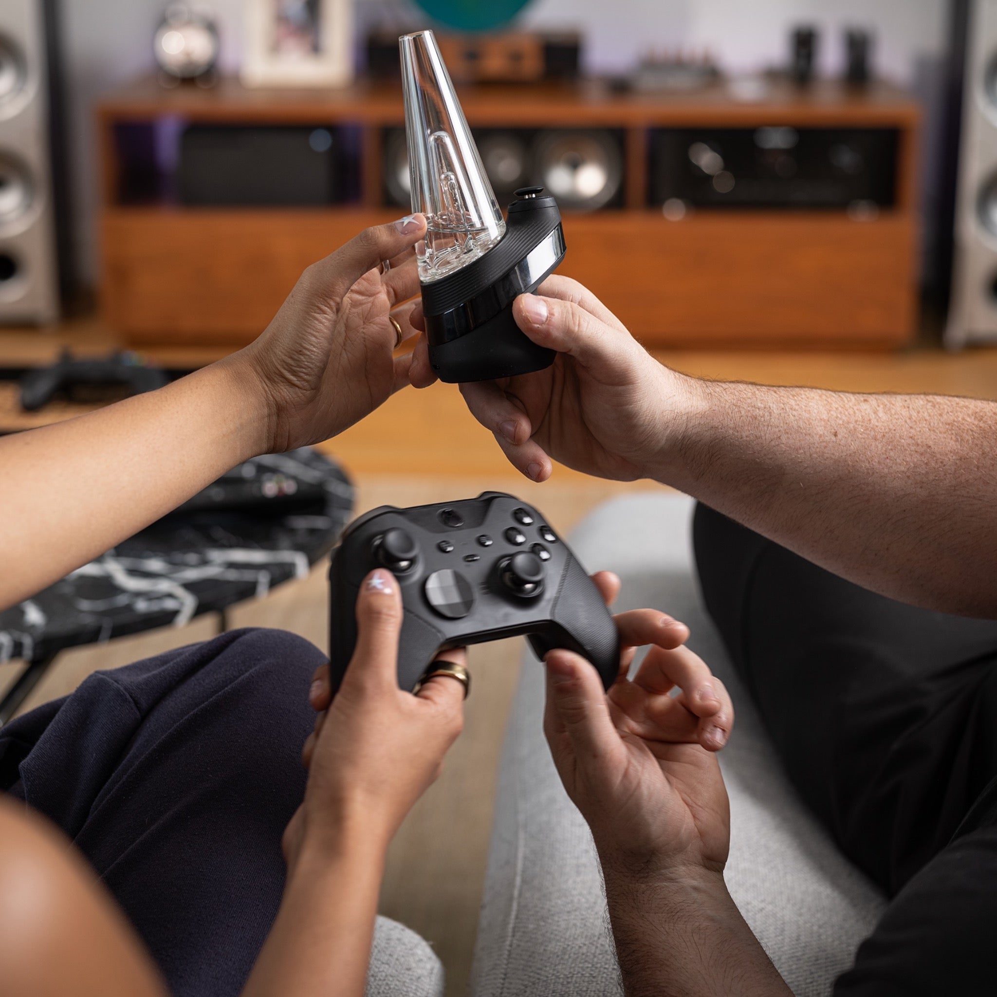 Puffco New Peak Onyx Lifestyle Bild