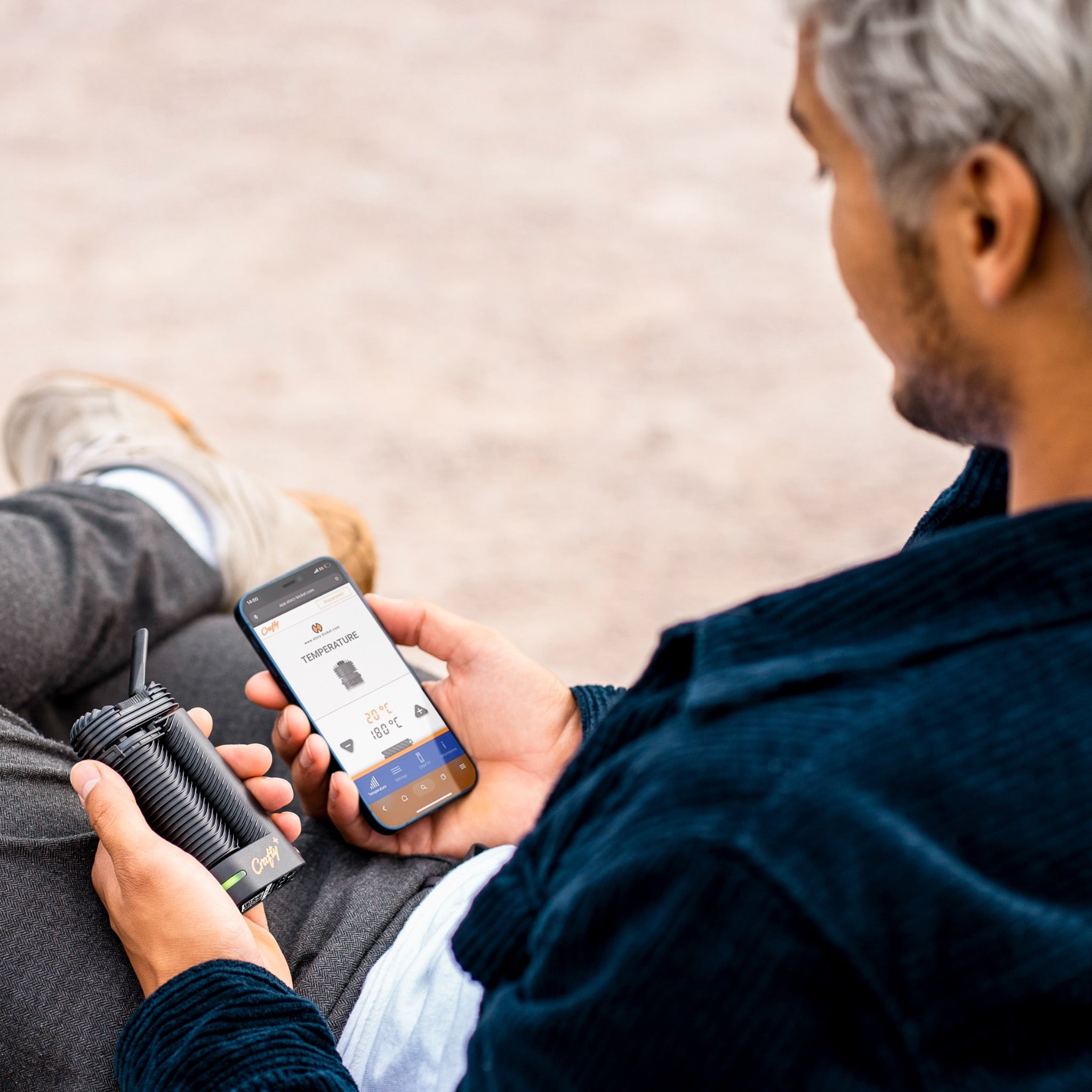 Storz & Bickel Crafty+ Mann benutzt den Crafty+ mit der App