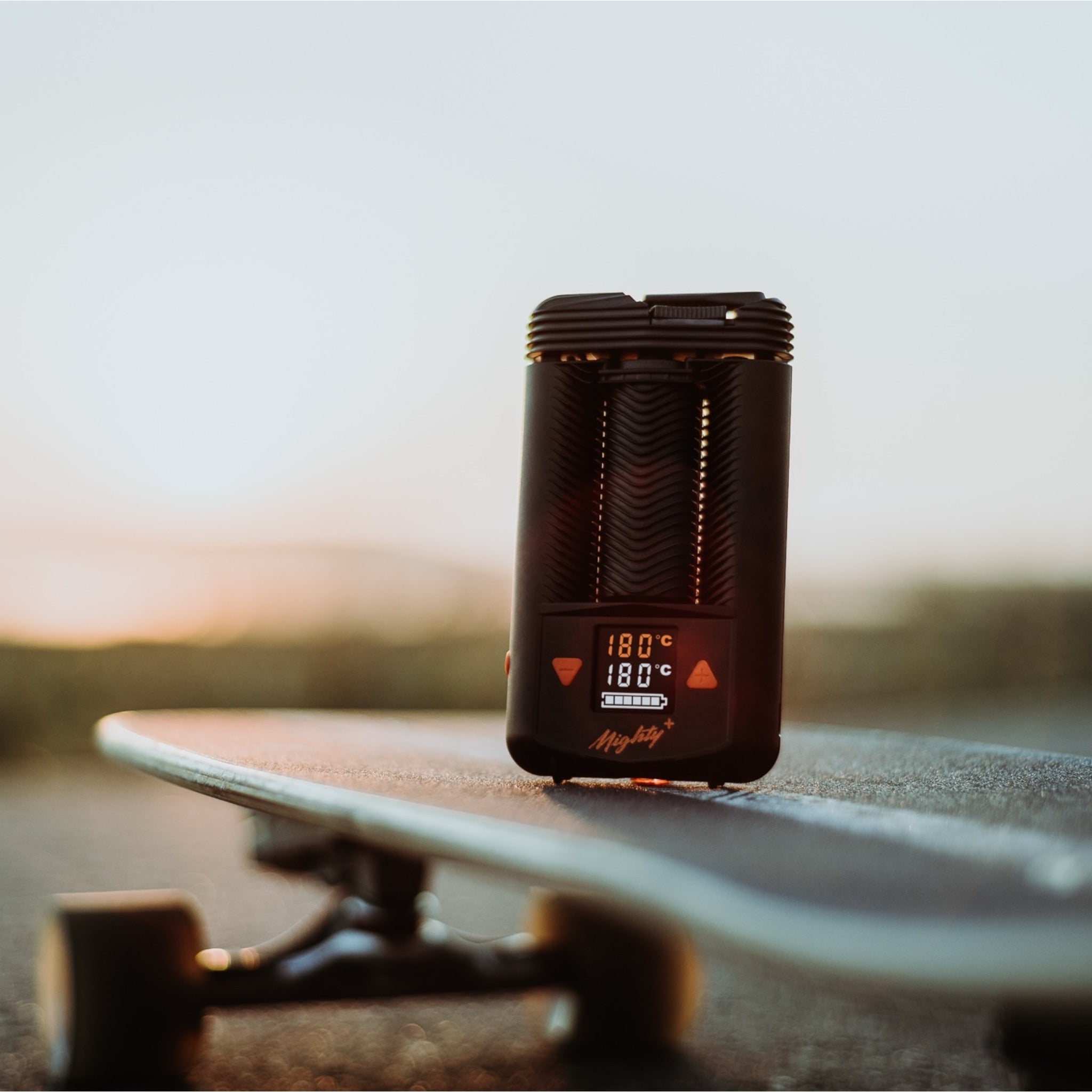 Storz & Bickel Mighty+ Lifestyle auf einem Skateboard