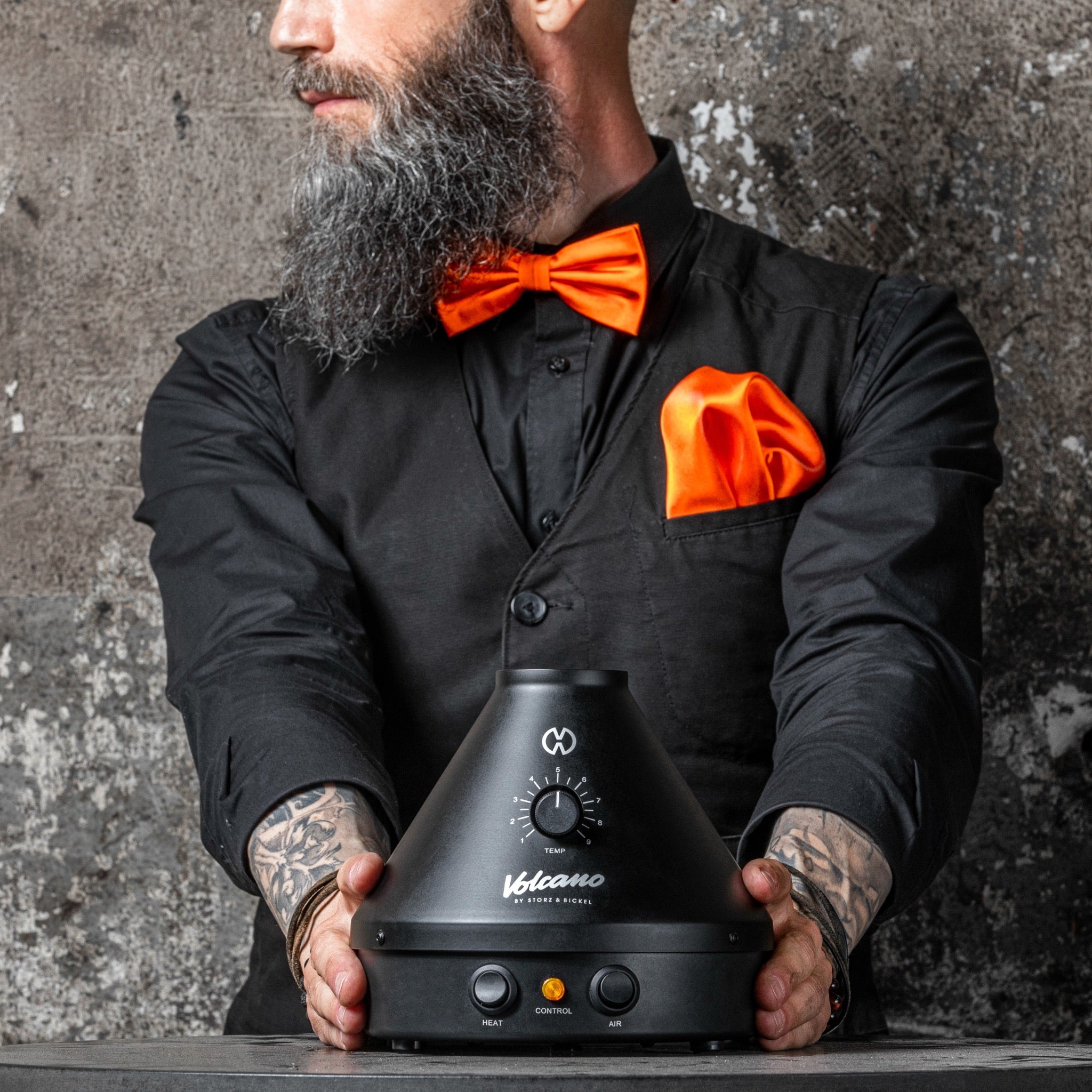 Storz&Bickel Volcano Classic Onyx Lifestyle Mann hält Volcano Classic Onyx in beiden Händen