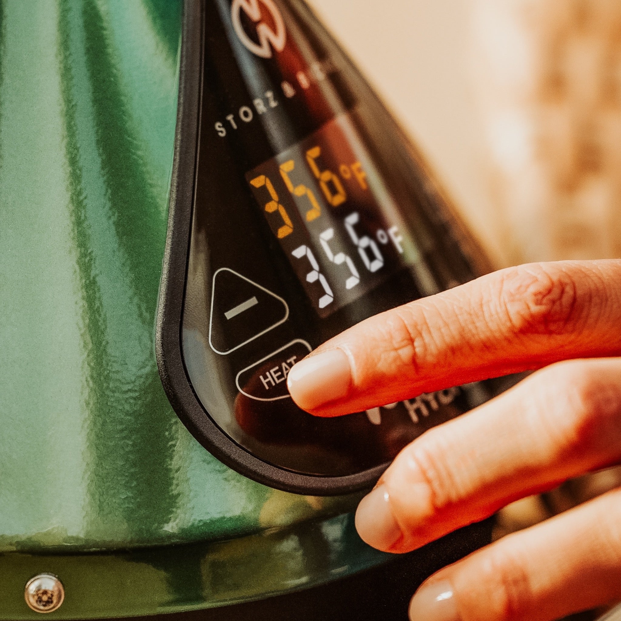 Storz & Bickel Volcano Hybrid Evergreen Lifestyle Hand am Display