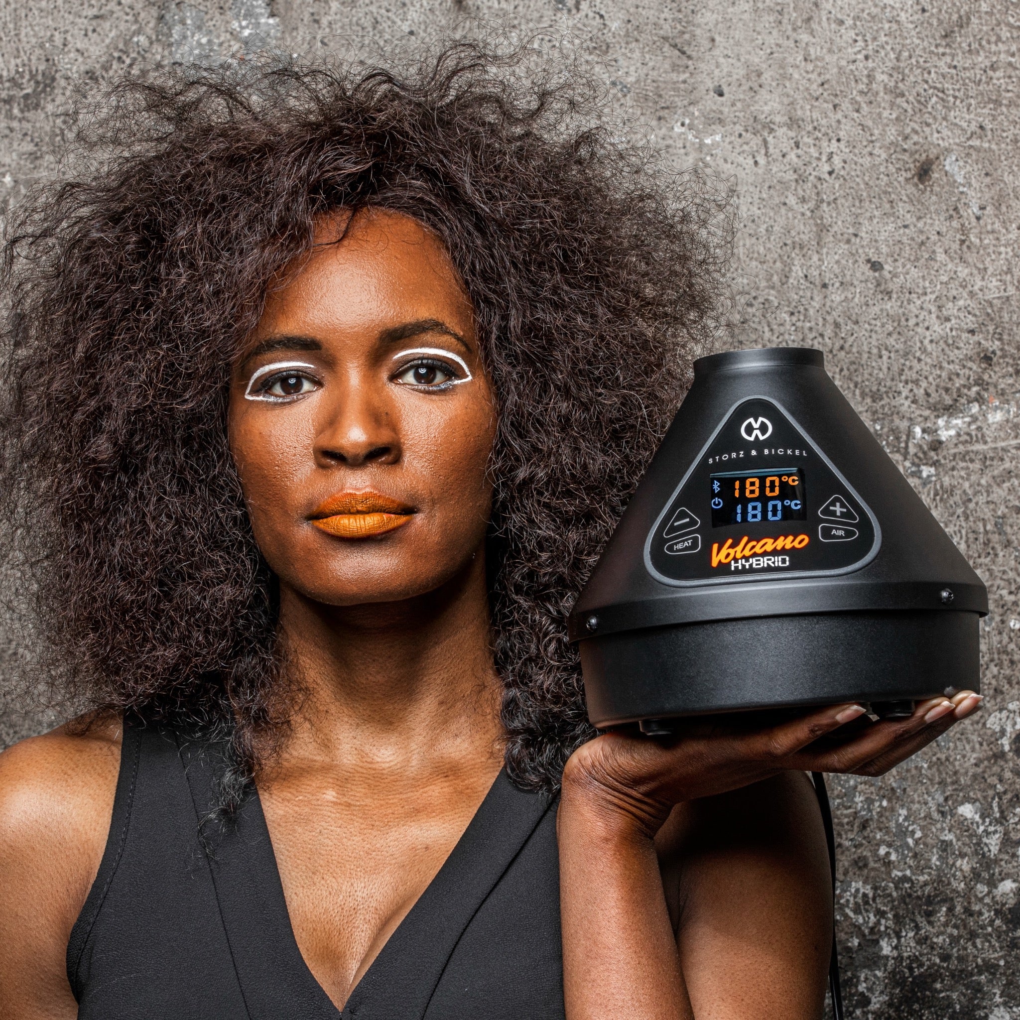 Storz & Bickel Volcano Hybrid Onyx Lifestyle Frau hält den Volcano Hybrid Onyx in der Hand