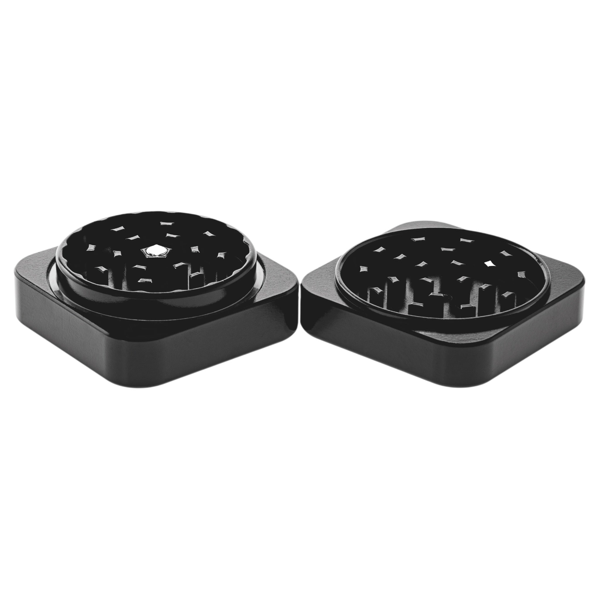 Vapotools by 157Grad Ceramic Square Grinder Schwarz geöffnet 2 Teile nebeneinander