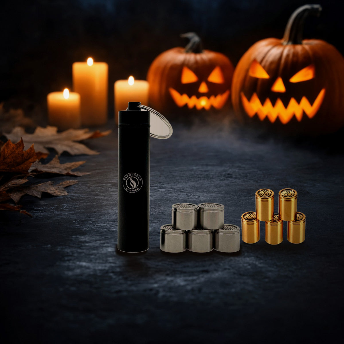 Vapotools Dosierkapselbehälter mit Edelstahl- und goldenen Dosierkapseln vor Halloween-Kürbissen im Kerzenlicht