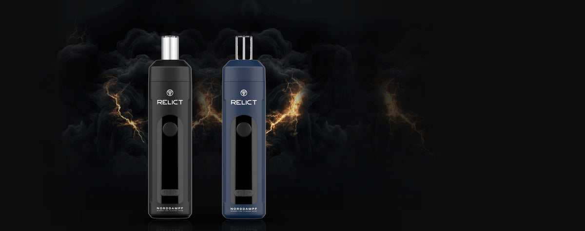 Norddampf Relict in Deep Black und Nordic Blue vor Gewitterwolken mit Blitzen