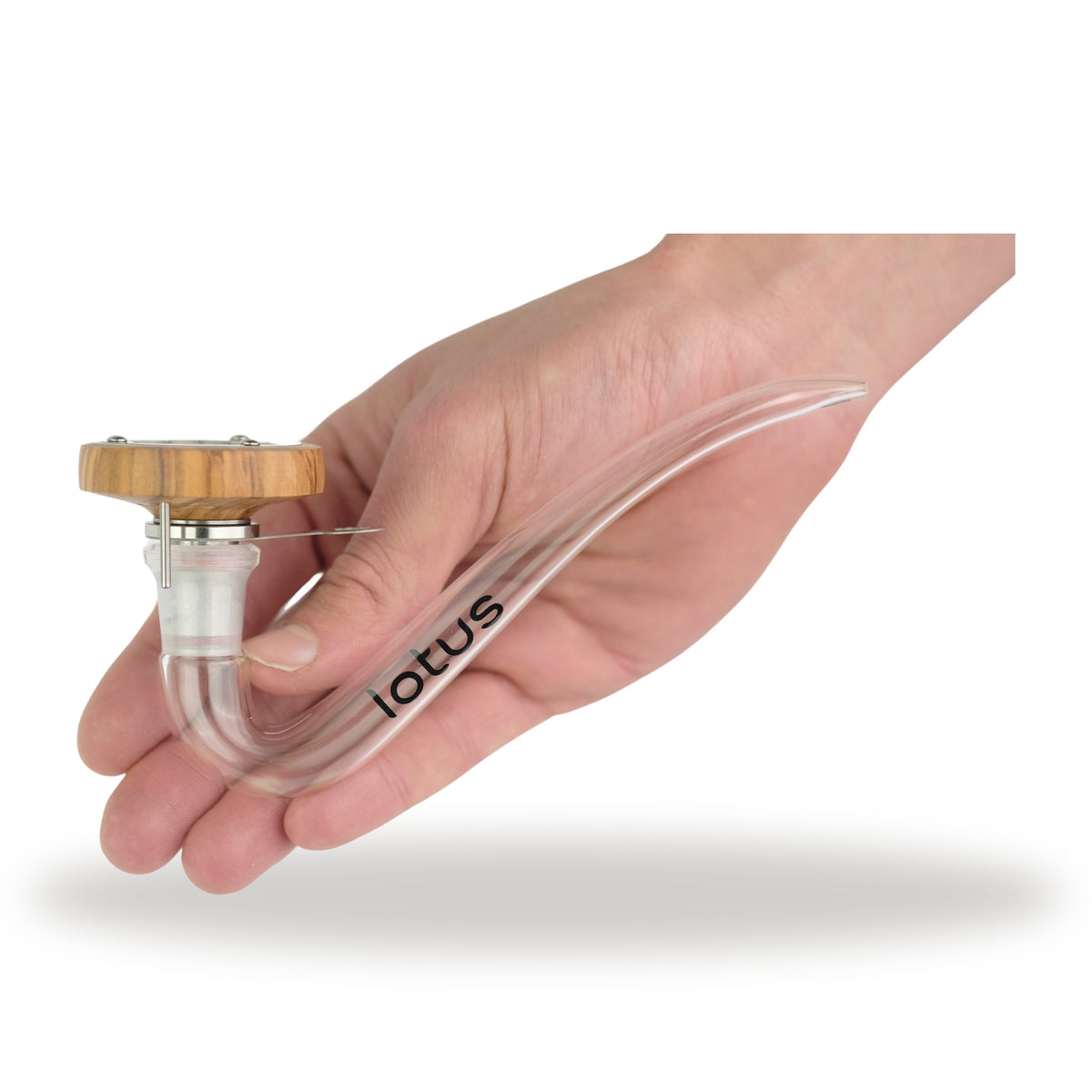 INHALE Lotus mit Vapor Cap aus Olivenholz auf der Glaspfeife in der Hand