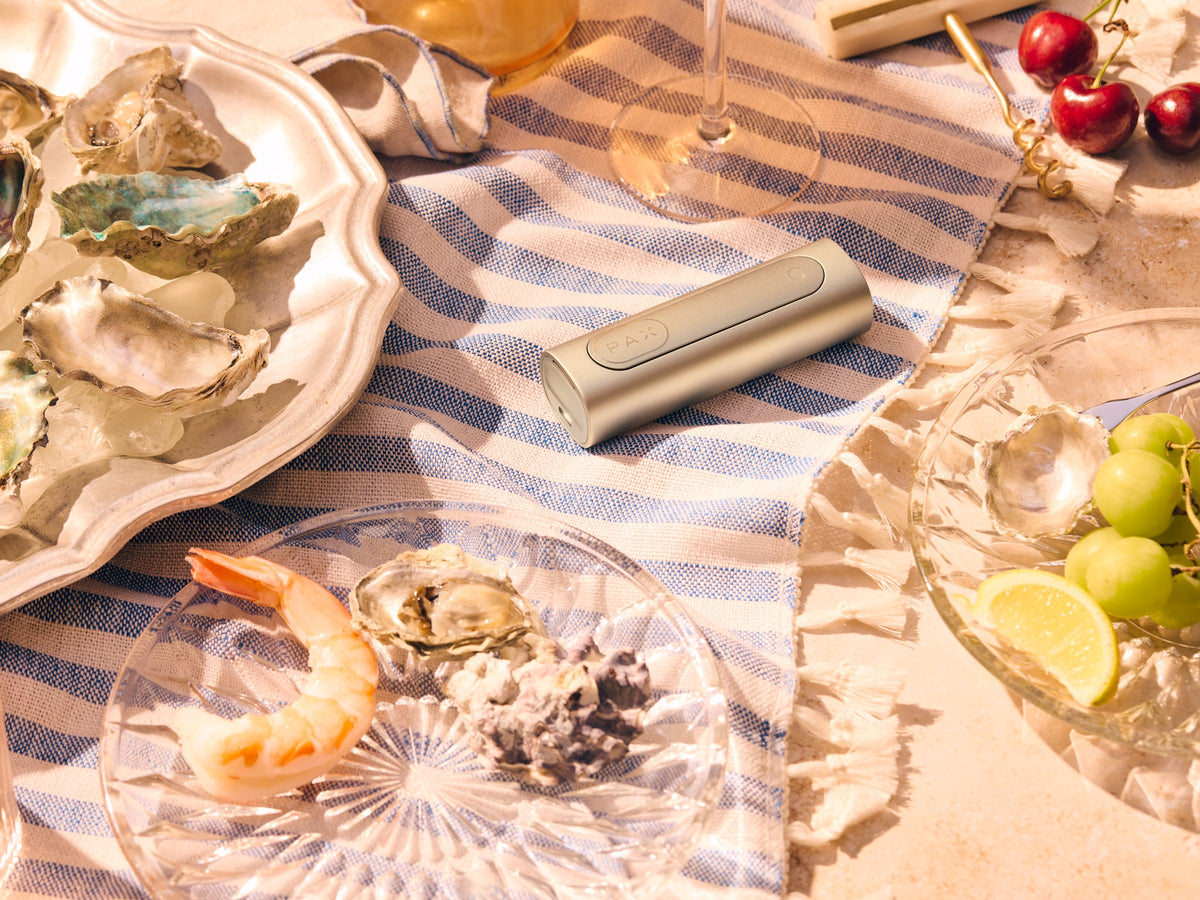 PAX Flow Champagne Mist auf einer sommerlichen Tafel